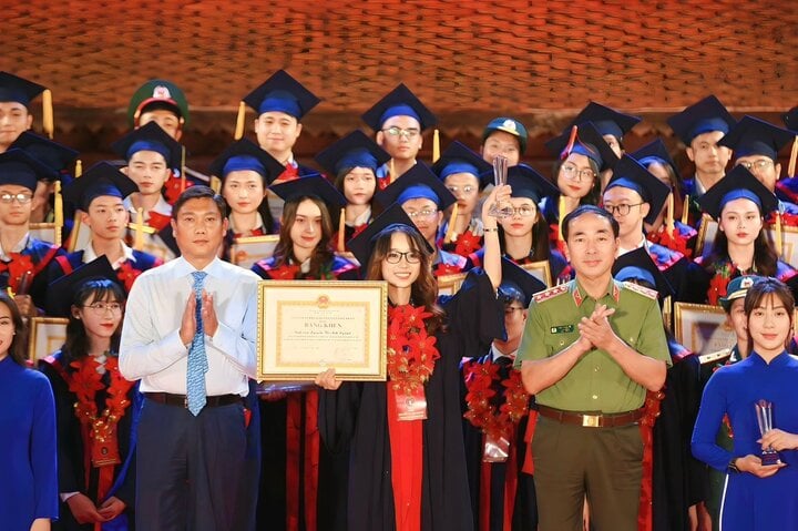 Nguyen Thi Anh Nguyen y 95 estudiantes destacados en la ceremonia para honrar a los estudiantes destacados de 2023 en la ciudad de Hanoi. (Foto cortesía)