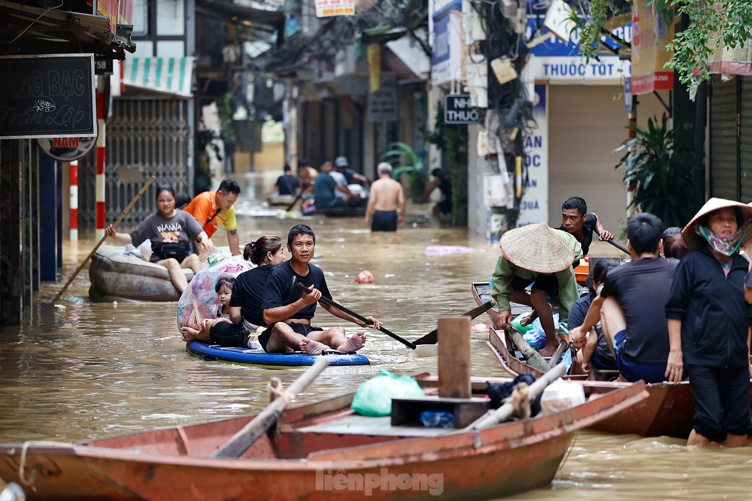 ฮานอย: บุคลากรทางการแพทย์นำเรือไปรักษาคนไข้ ภาพที่ 1