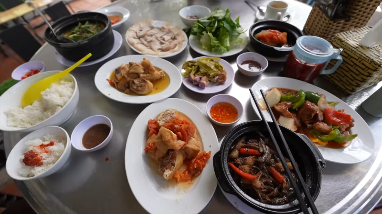 Western guests reveal that dishes in Vietnam are not free 1.png