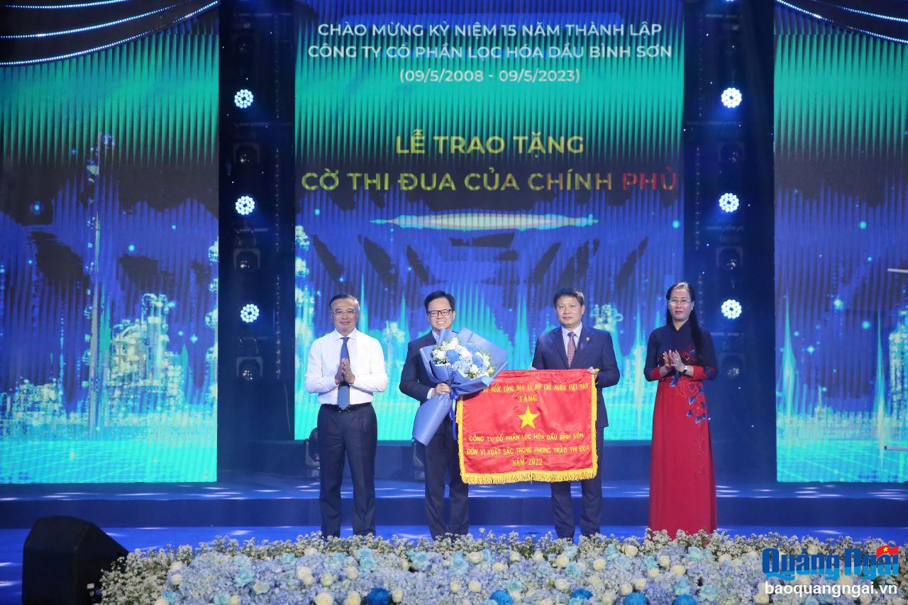 Authorized by the Prime Minister, Secretary of the Provincial Party Committee, Chairwoman of the Provincial People's Council Bui Thi Quynh Van awarded the Government's Emulation Flag to Binh Son Refining and Petrochemical Joint Stock Company.