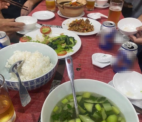 Les clients accusent un restaurant de Hoi An de vendre des repas à 200 000 VND par personne, que disent-ils ? photo 2