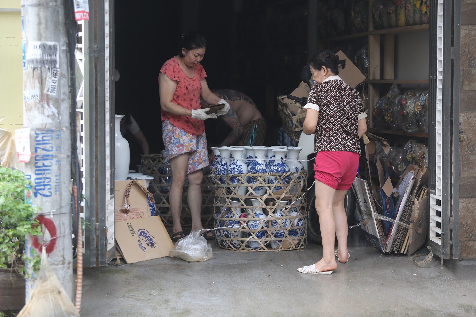 Tiểu thương làng gốm Bát Tràng thiệt hại nửa tỷ đồng sau trận ngập lụt ảnh 13