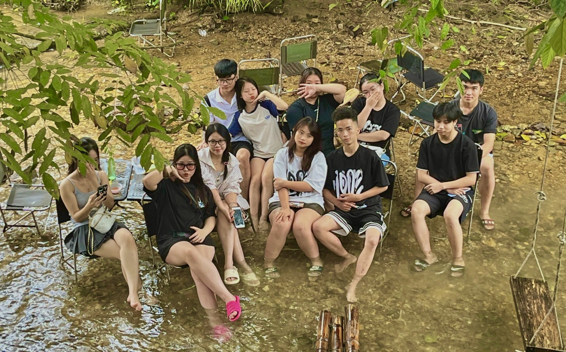 Young people invite each other to go up the mountain to avoid the heat: Eat grilled chicken, drink coffee by the stream photo 12