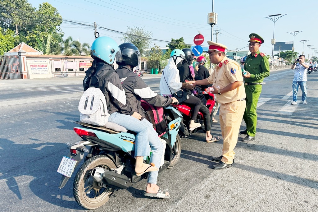 Sự kiện - CSGT Công an Vĩnh Long tặng nước suối và sữa cho người dân (Hình 2).