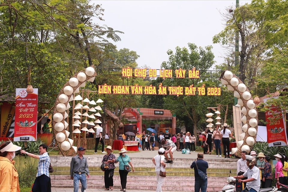 Les visiteurs viennent au temple Hung avant l'anniversaire de la mort du roi Hung