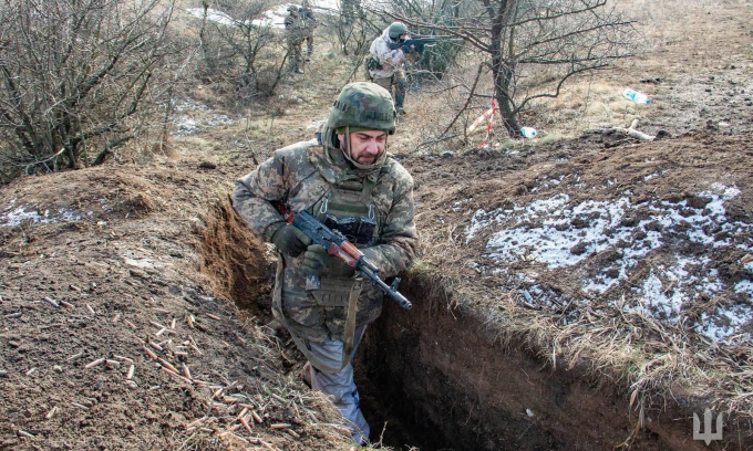 Des soldats ukrainiens combattent en première ligne sur cette photo publiée le 9 février. Photo : Armée ukrainienne