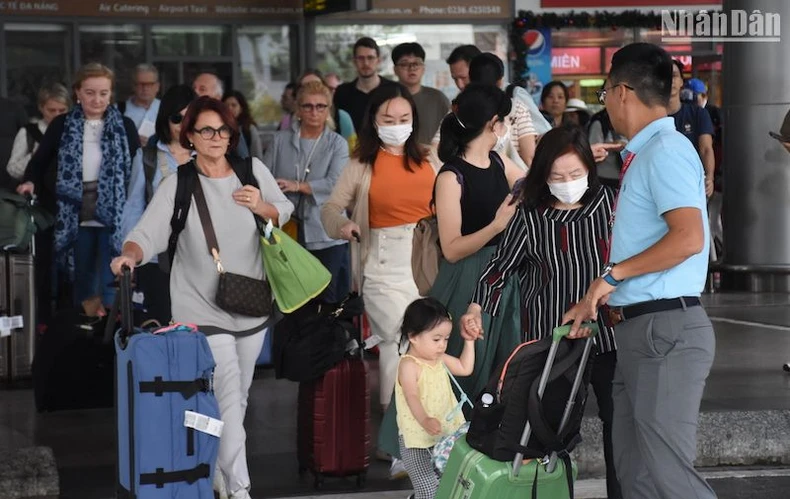 El número de turistas que visitaron Da Nang en Nochevieja de 2024 aumentó drásticamente (foto 1)