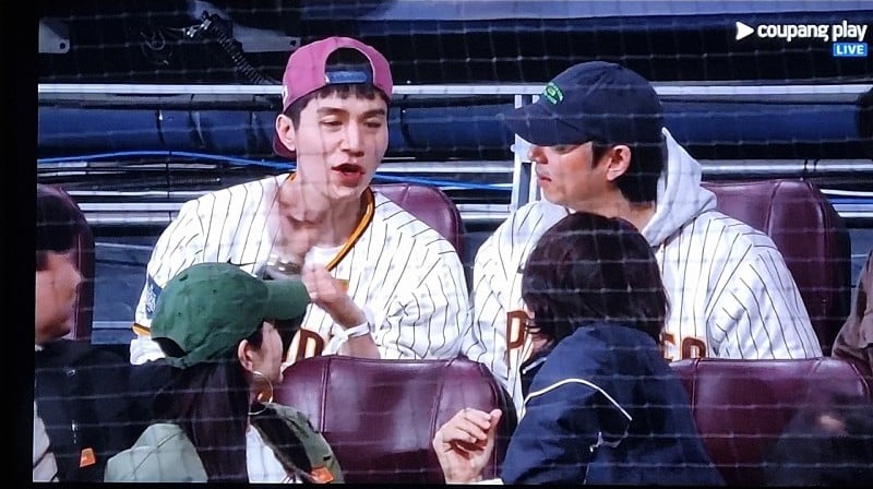 공유와 이동욱이 현빈, 손예진과 즐겁게 대화를 나누고 있다. 사진: 스크린샷