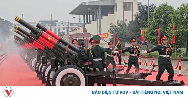 Senior Lieutenant General Nguyen Tan Cuong reviews the military parade