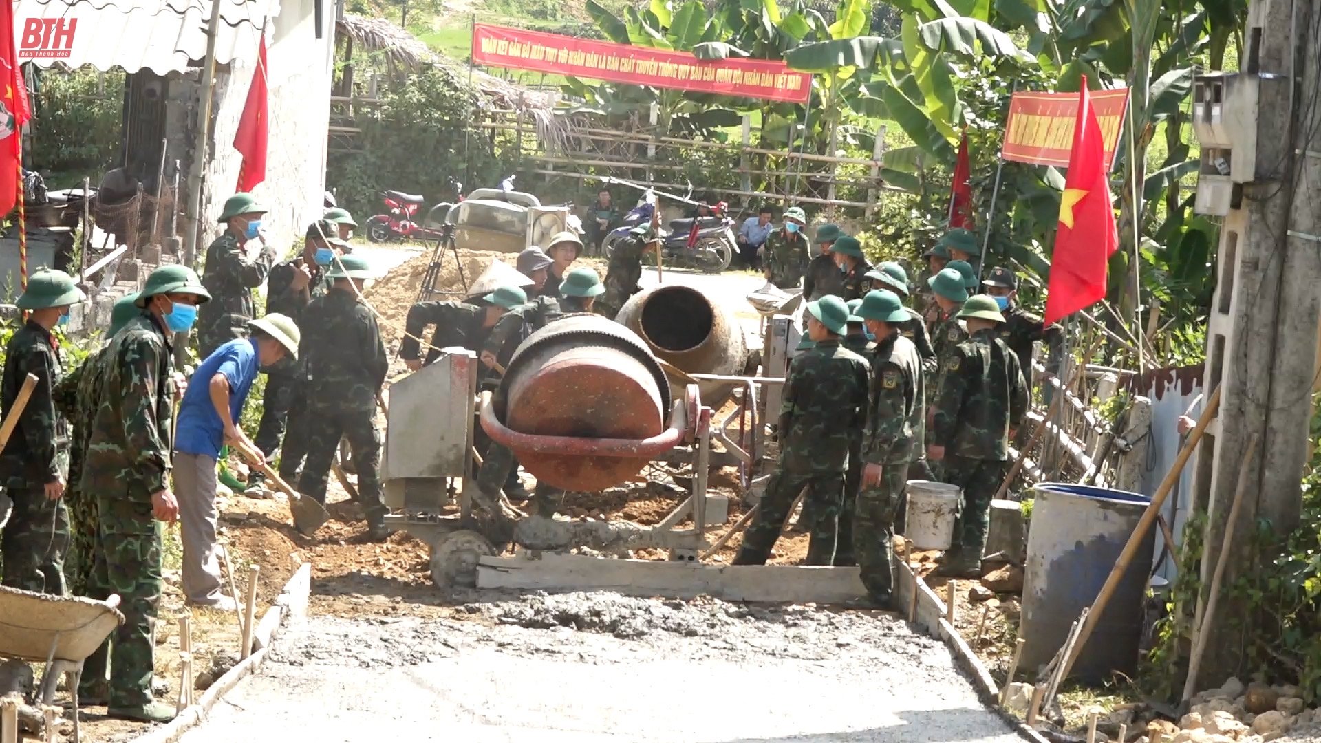 Lữ đoàn Thông tin 80, Quân khu 4 làm công tác dân vận tại xã Xuân Lộc 