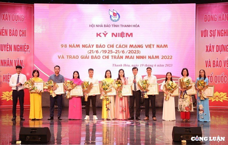 การมอบประกาศนียบัตรแก่ผลงาน 37 ชิ้นที่ได้รับรางวัล Chi Tran Mai Ninh Nam Newspaper Award ประจำปี 2022 ภาพที่ 2