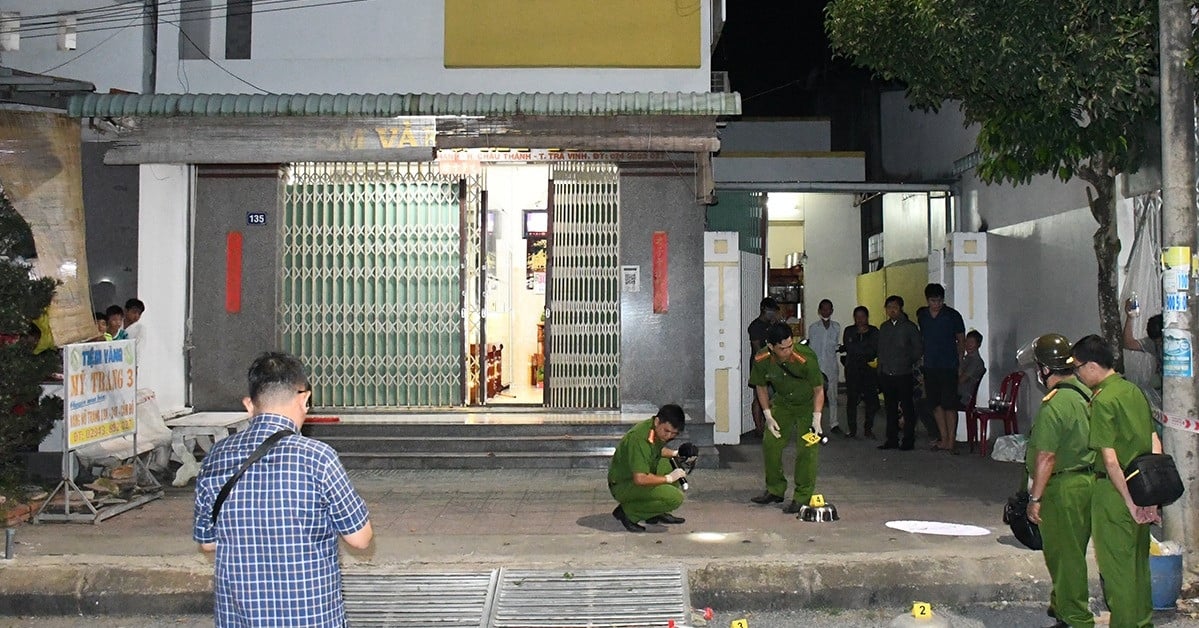 Gold shop owner recounts the moment he confronted two armed robbers in Tra Vinh