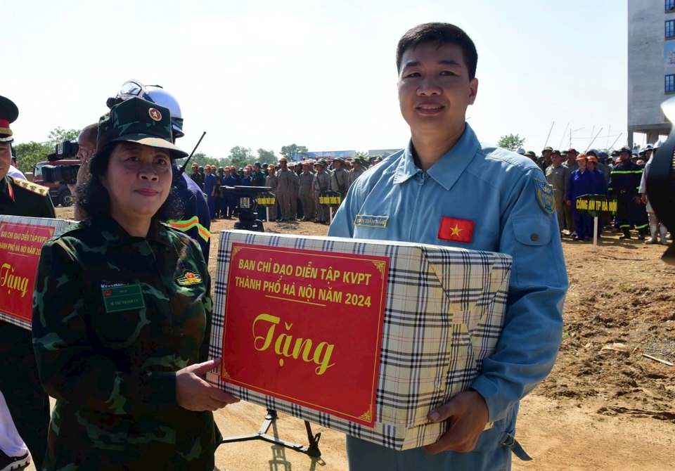 Secretary of the City Party Committee Bui Thi Minh Hoai - Head of the Steering Committee for the Hanoi City Defense Area Exercise presented gifts to the forces participating in the exercise.