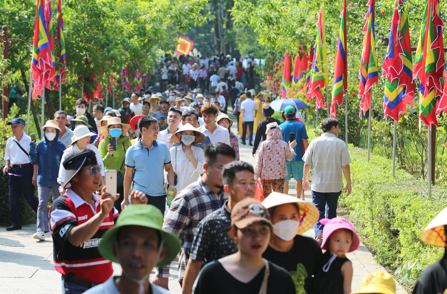 Dòng người trẩy hội Lam Kinh - Ảnh 3.