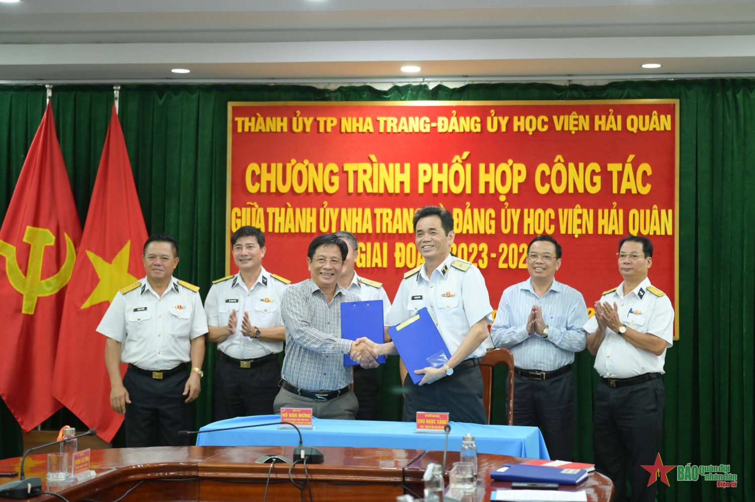 Signature d'un programme de coopération entre le Comité du Parti de l'Académie Navale et le Comité du Parti de la Ville de Nha Trang