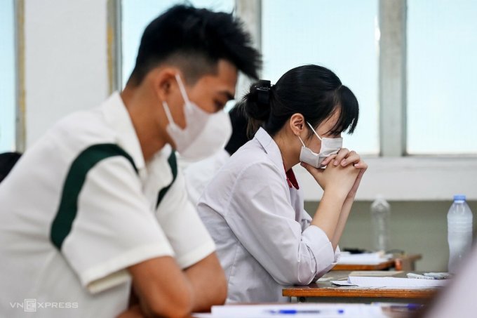 Die Kandidaten legen am Morgen des 28. Juni an der Nguyen Trai High School, Ba Dinh, Hanoi, die Literaturprüfung ab. Foto: Giang Huy