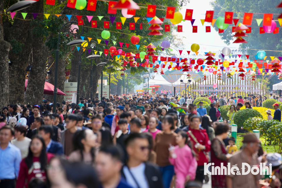 Hanoi Food Culture Festival 2024: Verkehrsstaus wegen Tausender Menschen, die zum Festival kommen - Foto 1