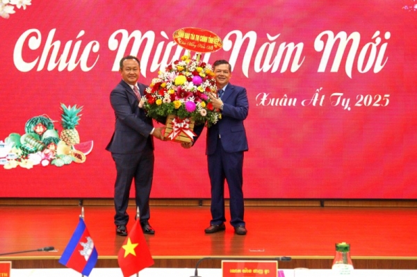 Leaders of Kep province (Cambodia) wish Lunar New Year to Kien Giang province