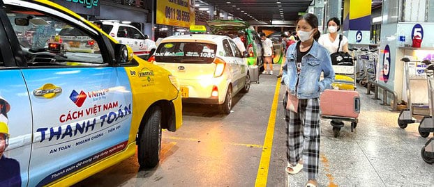 Sớm gỡ vướng việc thu phí xe vào sân bay theo ETC - Ảnh 1.