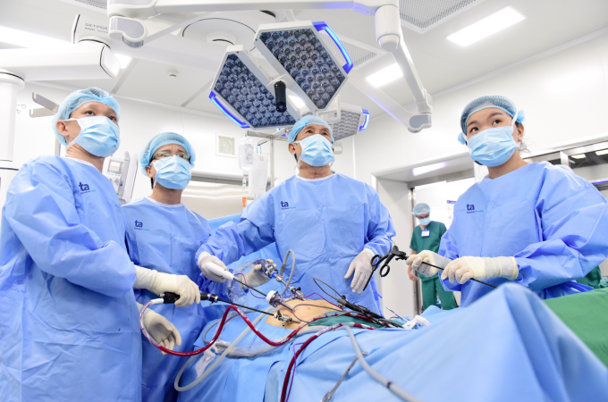 Médecins lors d'une démonstration chirurgicale lors de la Conférence d'urologie de l'Asie du Sud-Est 2023, le 7 septembre. Photo : Hôpital général de Tam Anh