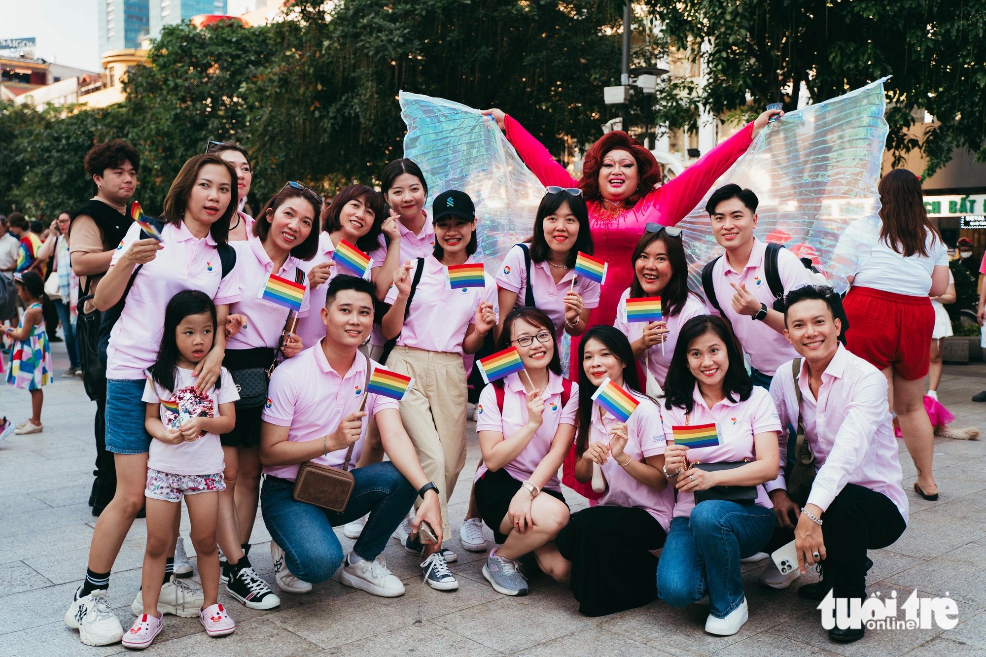 Hàng trăm bạn trẻ, người nước ngoài hào hứng diễu hành cùng cộng đồng LGBT+ - Ảnh 5.