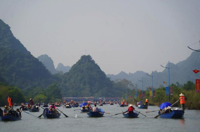 Hơn 2 vạn du khách đến chùa Hương trong ngày mùng 3 tết Giáp Thìn- Ảnh 3.