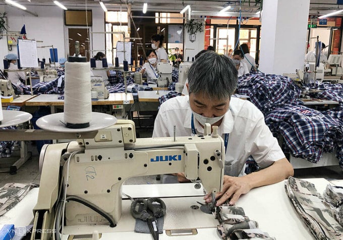 Un trabajador (con más de 30 años de experiencia en la industria textil de Hanoi) trabaja en una fábrica a principios de 2022. Foto: Hong Chieu