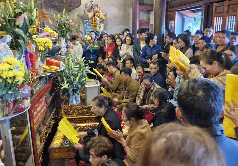 Tourists from all over the country come to offer incense and worship at Cho Cui Temple in Xuan Hong Commune, Nghi Xuan District at the beginning of the New Year.