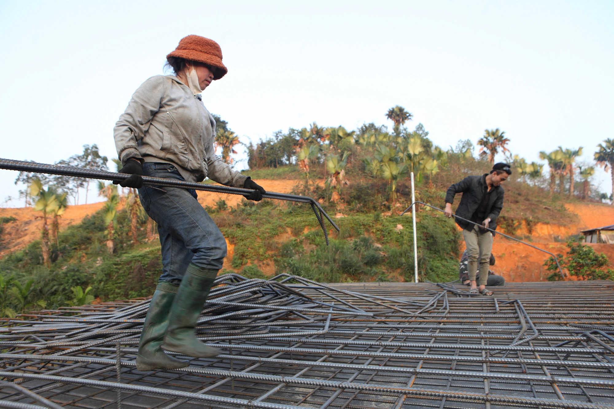 Những “bóng hồng” trên công trường giao thông- Ảnh 2.