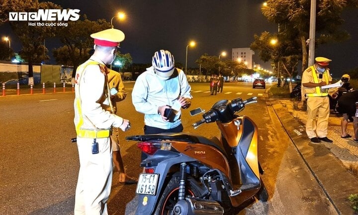 Die Verkehrspolizei der Stadt Da Nang überprüft den Alkoholgehalt von Motorradfahrern.