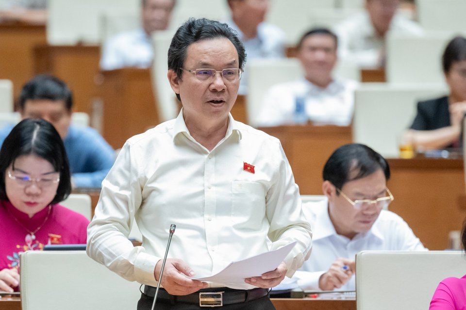 El delegado Hoang Van Cuong (delegación de la Asamblea Nacional de Hanoi) habla en la sala de debates