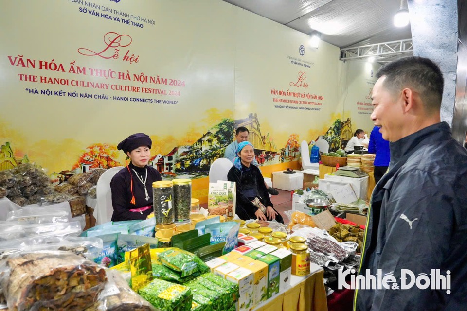 Hanoi Food Culture Festival 2024: Verkehrsstaus wegen Tausender Menschen, die zum Festival kommen - Foto 27