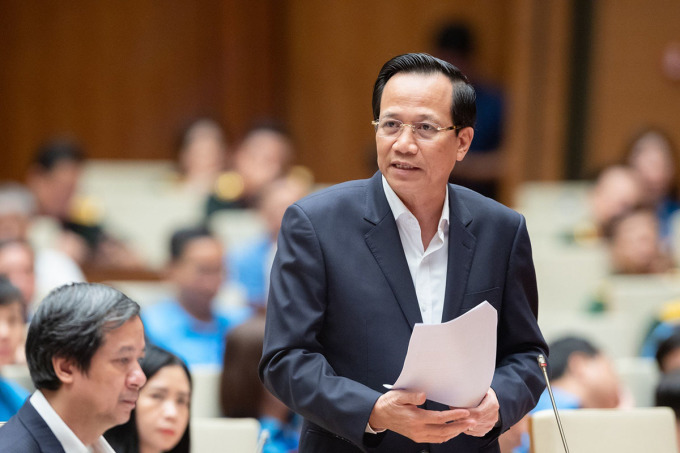 Le ministre du Travail, des Invalides et des Affaires sociales, Dao Ngoc Dung, a répondu aux pétitions des travailleurs lors du forum du 28 juillet. Photo : Pham Thang