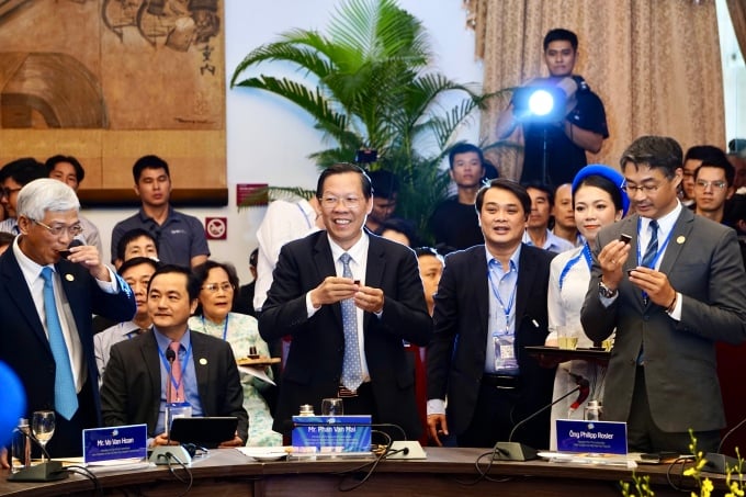 Herr Phan Van Mai, Vorsitzender des Volkskomitees von Ho-Chi-Minh-Stadt, lud CEOs, Leiter von Organisationen und Kommunen am Nachmittag des 14. September zum ersten Tea-Party-Treffen mit Unternehmen zum Tee ein. Foto: Telekom