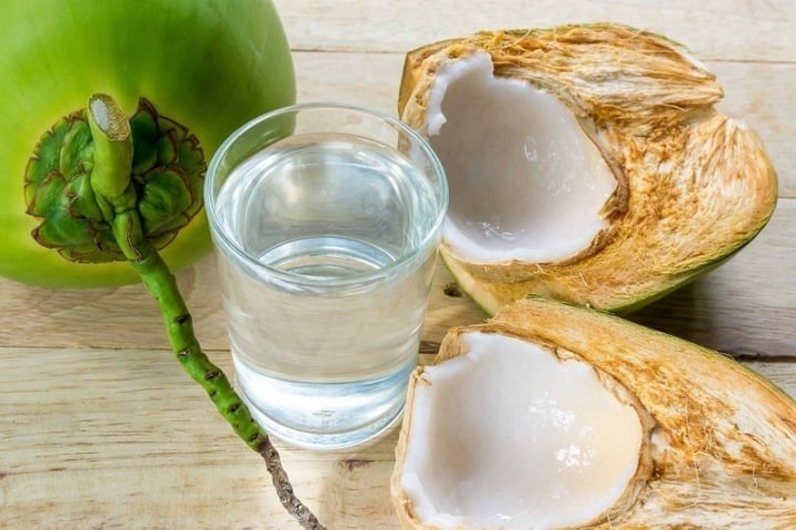 Coconut water contains medium-chain fatty acids (MCTs) that can help increase calorie burn and fat burning.