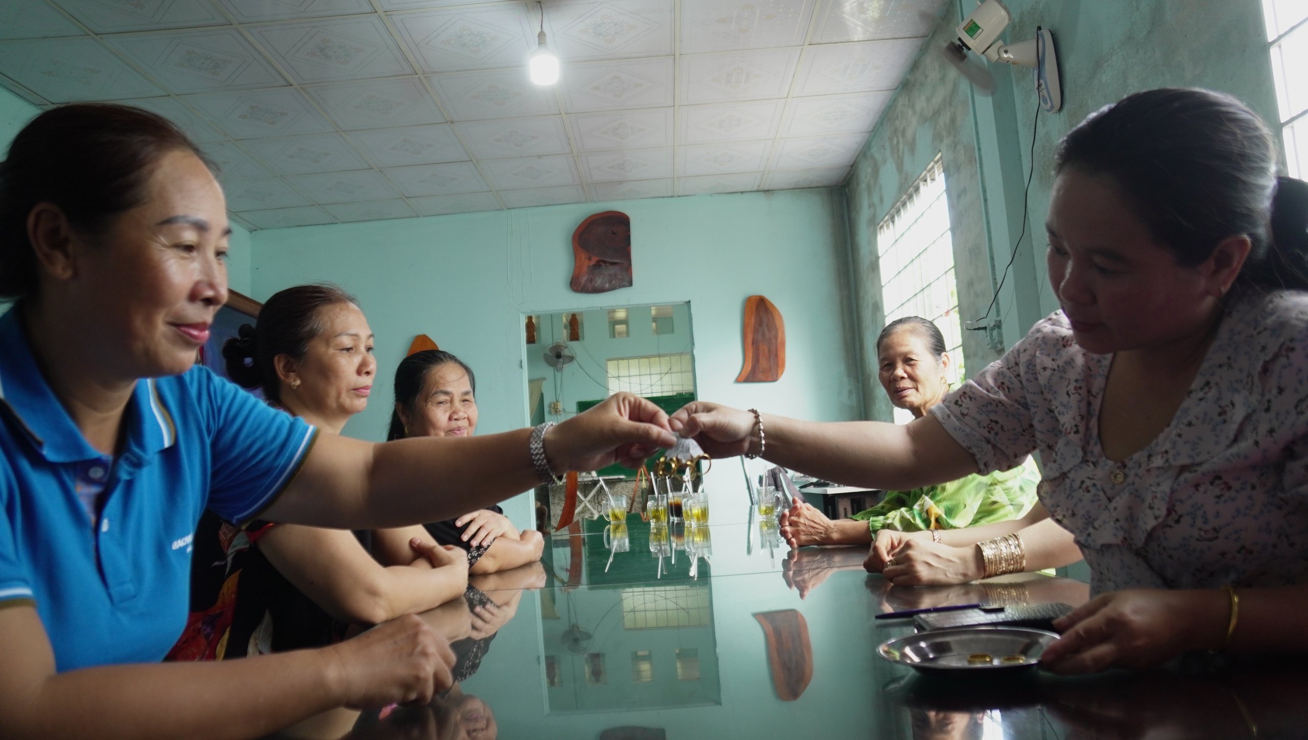 Bán “hạt ngọc của trời”, chị em phụ nữ vùng này ở Cà Mau kéo nhau đi sắm vàng góp vốn giúp nhau xây nhà - Ảnh 1.