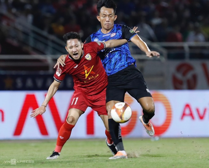 Tran Dinh Tien (red shirt) scored the only goal to help Ha Tinh win the first match in V-League 2023-2024. Photo: Hai Tu