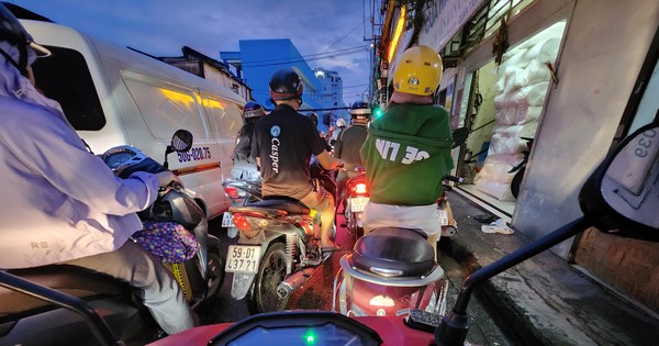 Los residentes de la ciudad de Ho Chi Minh luchan por encontrar el camino a casa después de las fuertes lluvias