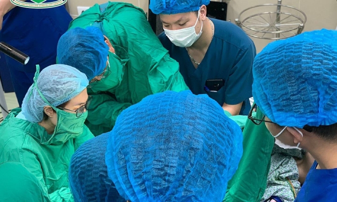 Các bác sĩ phẫu thuật xử lý vết thương và tạo hình thẩm mỹ lại vùng kín cho trẻ. Ảnh: Bệnh viện cung cấp
