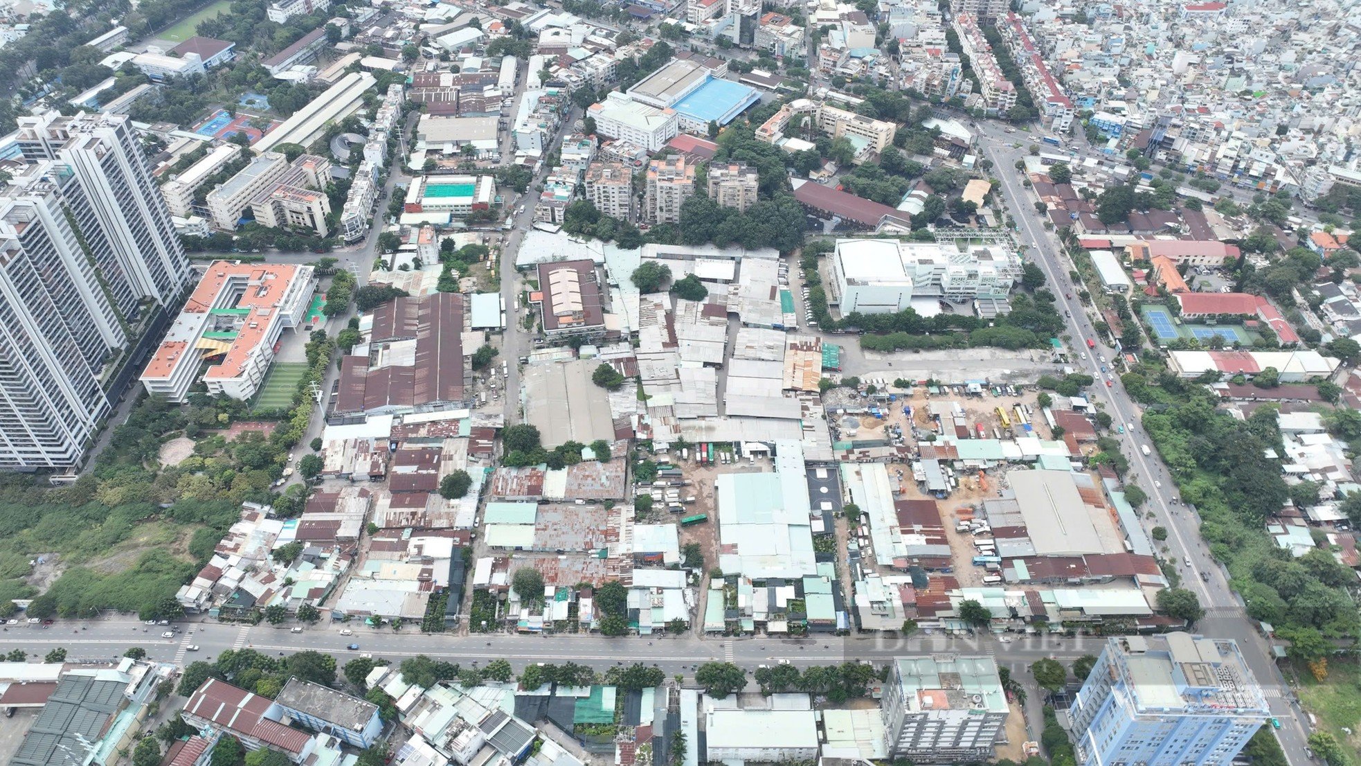 Estado actual de tres terrenos dorados a lo largo de la línea 2 del metro que se convertirán en nuevas áreas urbanas en la ciudad de Ho Chi Minh. Foto 1