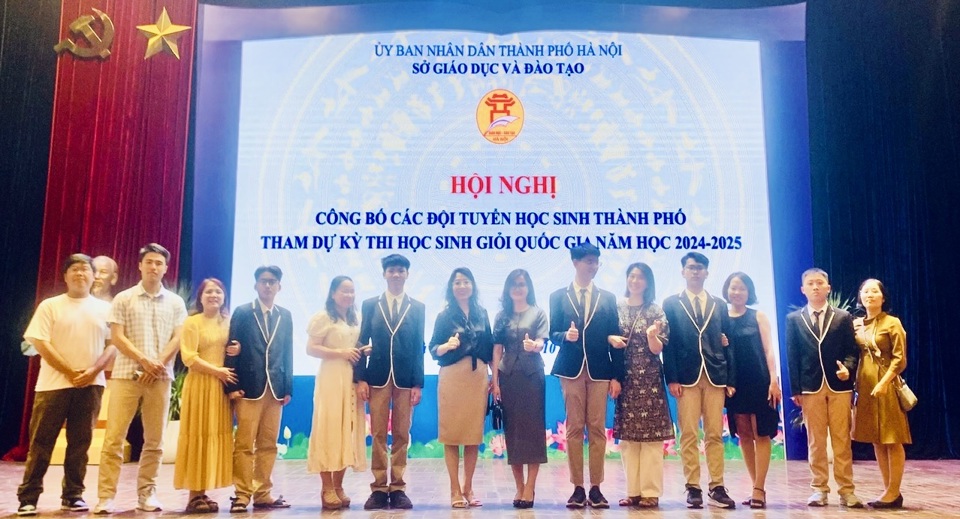 5 học sinh Trường Newton lọt đội tuyển thi học sinh giỏi quốc gia bên cha mẹ và thầy cô.