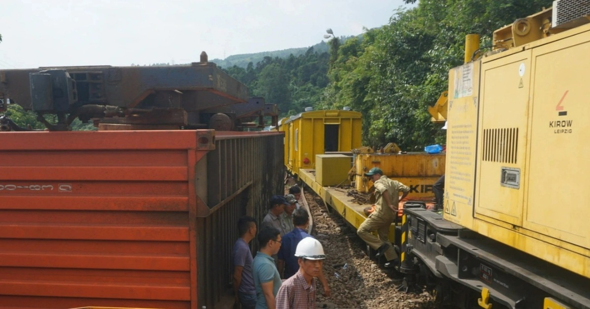 Hiện trường tàu trật bánh trên đèo Hải Vân