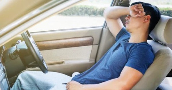 Dormir dans une voiture avec la climatisation allumée : très dangereux !