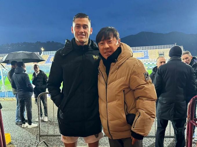 El entrenador Shin Tae-yong (derecha) se reunió con el defensa central Jay Idzes en Italia el 3 de marzo. Foto: Instagram/Shintaeyong7777