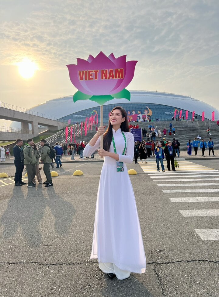 Durante el desfile, Do Thi Ha fue la encargada de llevar la etiqueta con el nombre de la delegación vietnamita. La belleza eligió un ao dai blanco tradicional, mostrando su actitud segura para presentarse ante amigos internacionales.