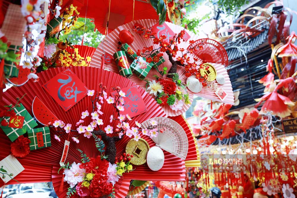 Tet decorations come in all sizes, from small to large, for people to choose from.