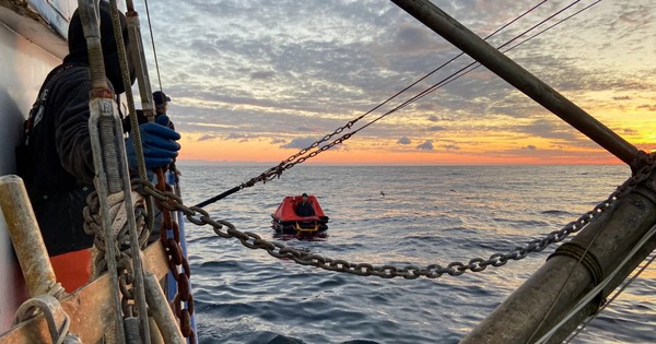 Fischer überlebt 13 Tage auf See auf einem Rettungsfloß und isst Lachs