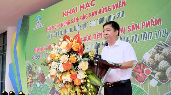 Ông Nguyễn Văn Chí, Phó Chánh Văn phòng Thường trực Văn phòng Điều phối xây dựng nông thôn mới thành phố Hà Nội phát biểu tại lễ khai mạc Phiên chợ. Ảnh: Hoài Thơ.