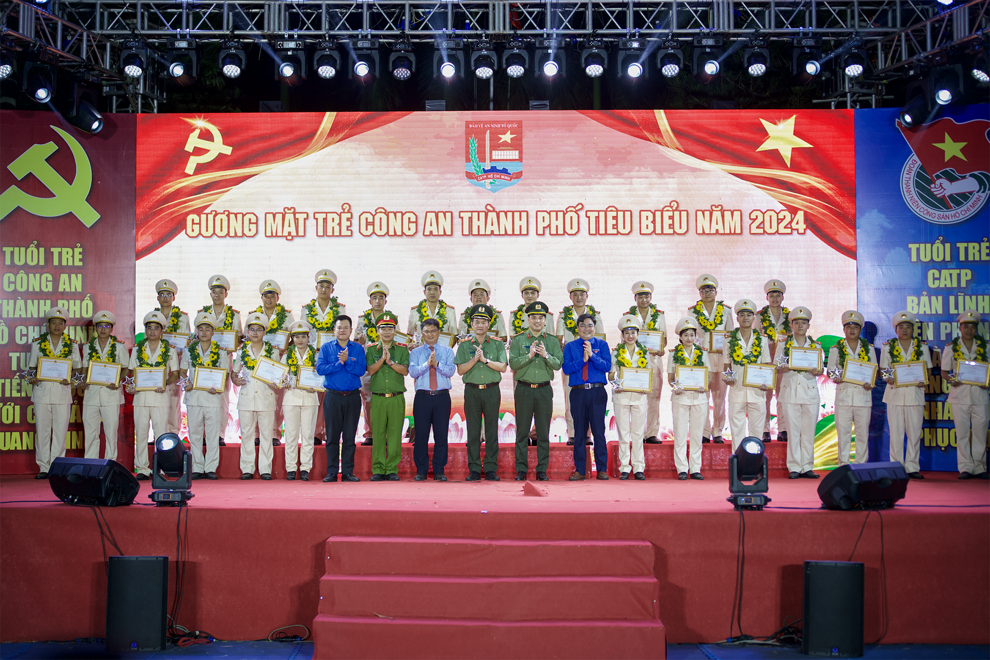 La Policía de la ciudad de Ho Chi Minh continúa impulsando la tradición y honrando a los jóvenes rostros destacados de la Policía de la ciudad de Ho Chi Minh, foto 5