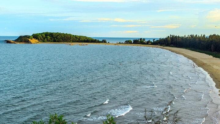 Quynh Beach, Nghe An still retains its wild natural beauty. (Photo: Duy Son)